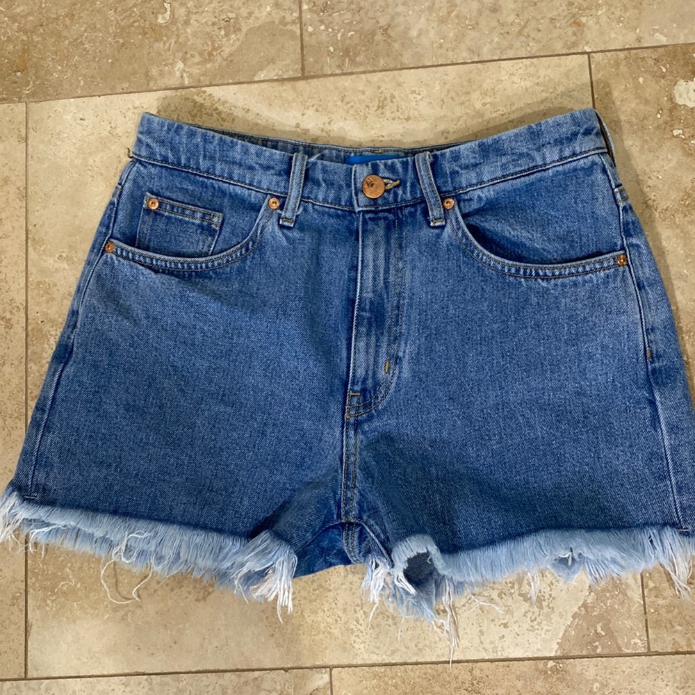 M.i.h denim shorts size 27 with frayed seams. “Mom” Jean look